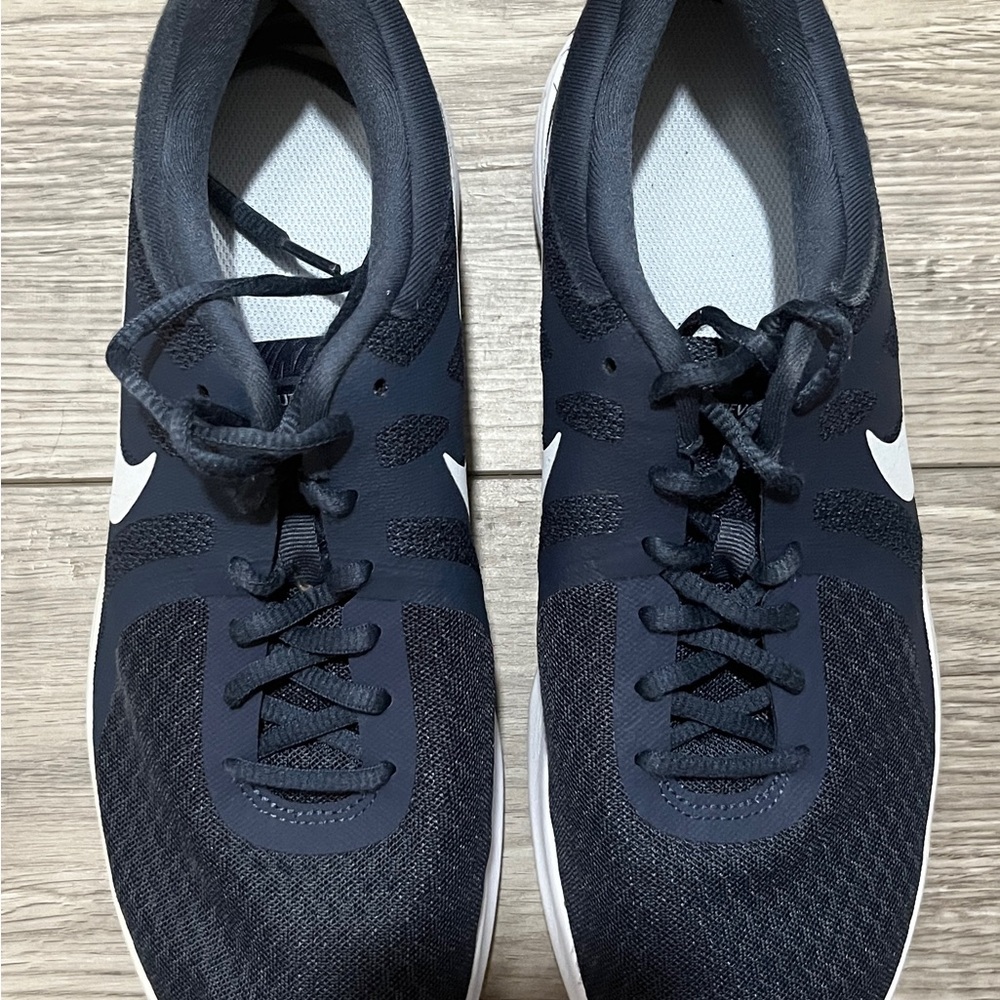 Nike Revolution 4 Sneakers